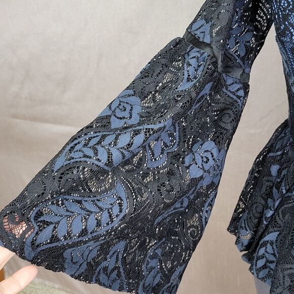ROMEO & JULIET COUTURE Black and‎ Blue Lacey and Ruffled Blouse Medium - Picture 3 of 8